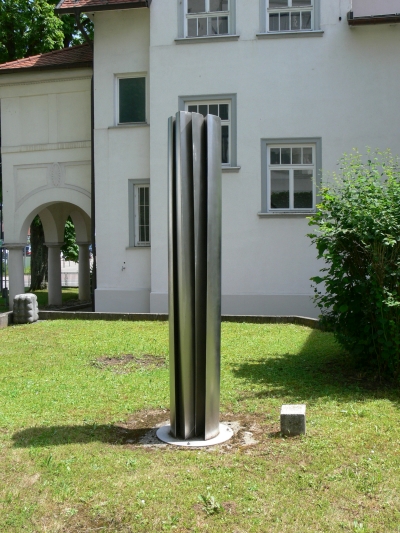 Edelstahlskulptur von Erich Hauser im Garten der Galerie