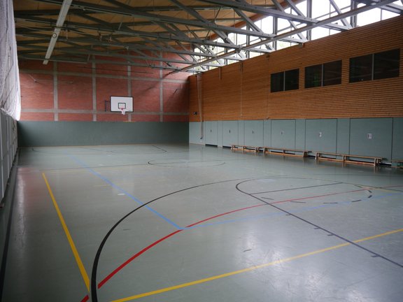 Spielfeld einer turnhalle mit Basketballkörben
