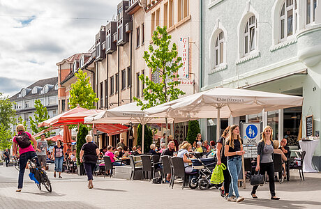 Zahlreiche Personen schlendern bei gutem Wetter durch die Schwenninger Innenstadt.