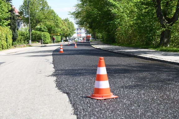 Eine Straße, auf der mehrere Absperrhütchen stehen