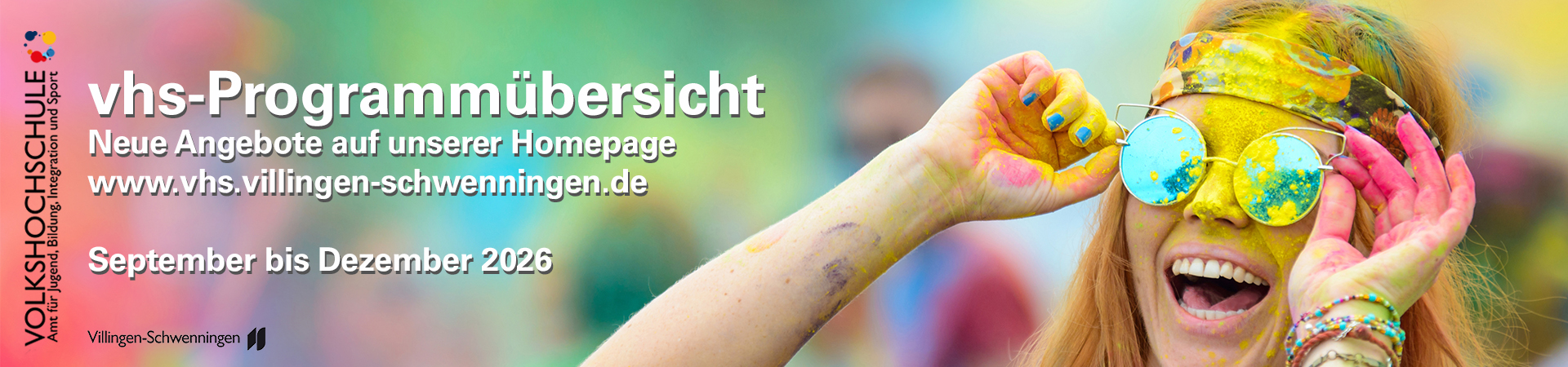 Banner mit dem Schriftzug "vhs-Programmübersicht – Neue Angebote auf unserer Homepage (September bis Dezember 2026)". Rechts eine lachende junge Frau mit gelbem Farbpulver im Gesicht und bunter Sonnenbrille.