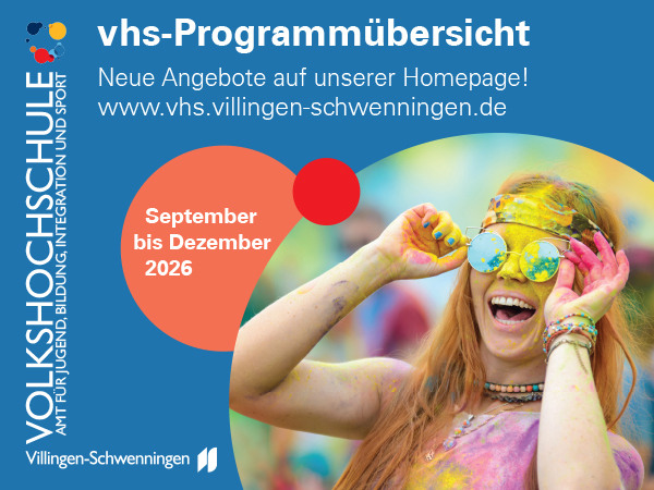 Banner mit dem Schriftzug "vhs-Programmübersicht – Neue Angebote auf unserer Homepage (September bis Dezember 2026)". Rechts eine lachende junge Frau mit gelbem Farbpulver im Gesicht und bunter Sonnenbrille.